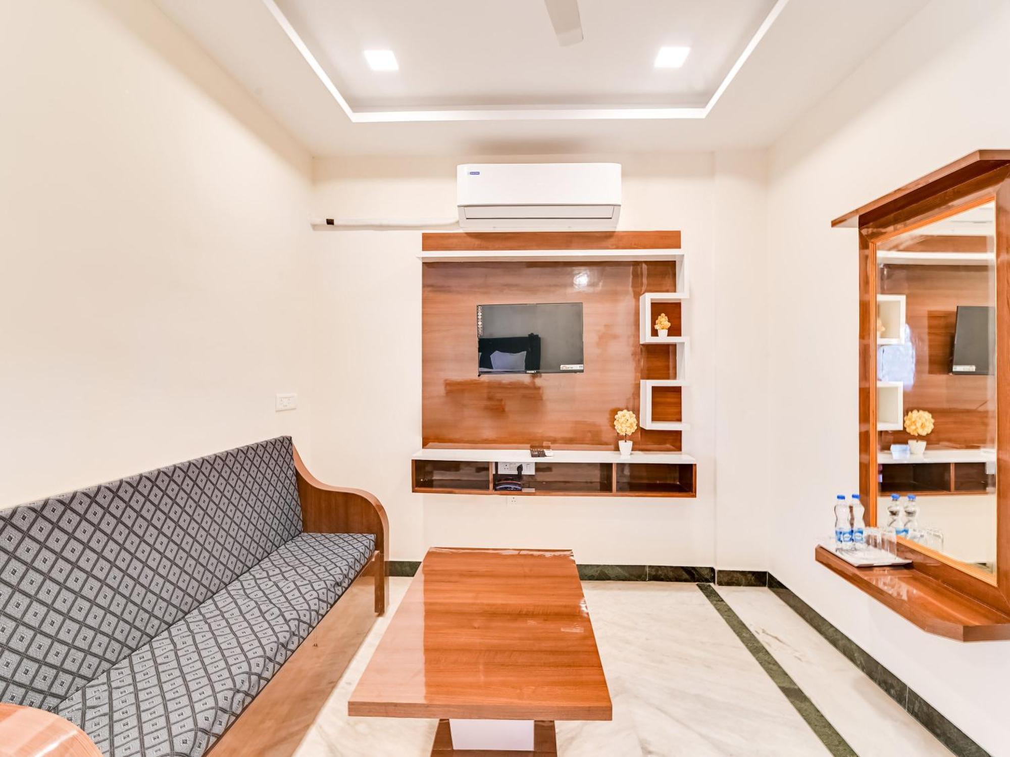 ולורה Hotel O Rj Royal Inn מראה חיצוני תמונה